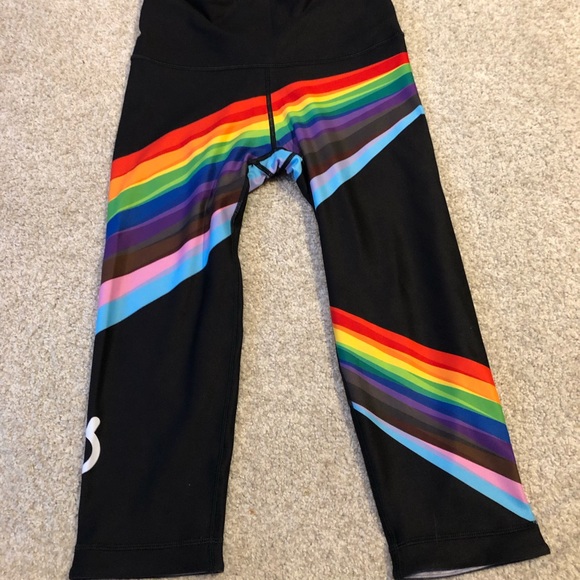 NWOT WITH Peloton Pride Flag Noir Capri Reversible Leggings - Picture 2 of 10